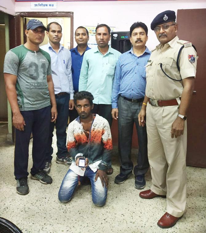 Mumbai: Undercover RPF personnel lay trap, catch fatka thief