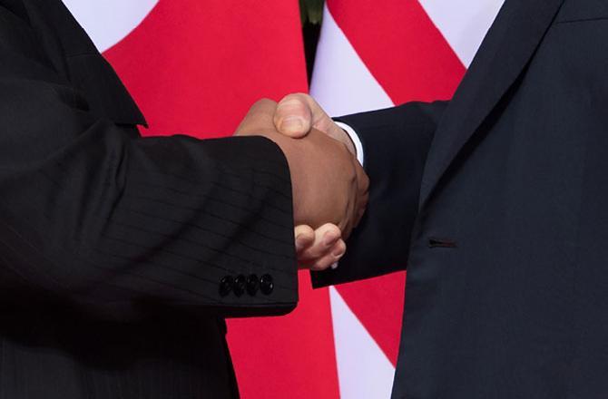 Kim Jong un-Donald Trump shake hands, begin 