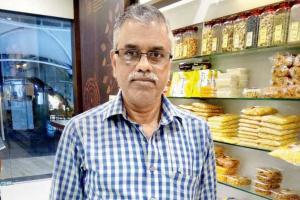 Mumbai Plastic Ban: Pani puri vendor fined for using plastic gloves