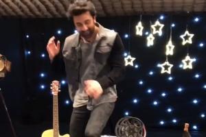 Watch Ranbir Kapoor dance to Shah Rukh Khan's Chaiyya Chaiyya song