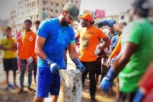 This photo of Rohit Sharma cleaning up plastic waste in Mumbai will inspire you!