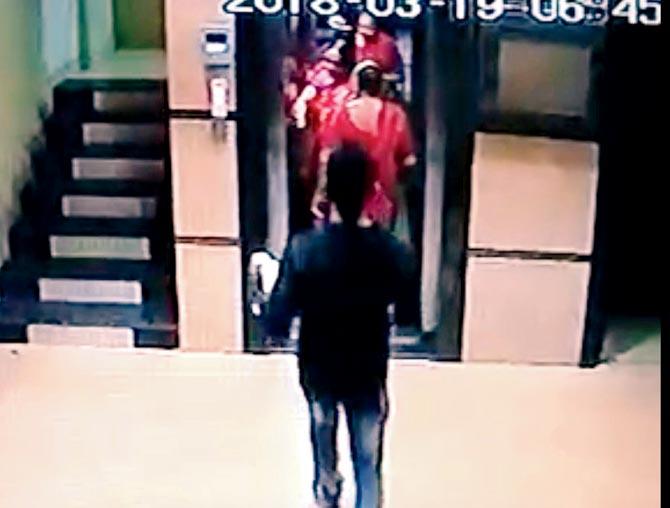 The Dindoshi Police recently arrested two people after coming across a CCTV grab of a senior citizen whose chain was snatched while she was entering the lift in her building