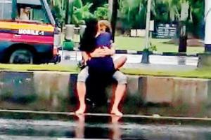 Mumbai: Man, woman get intimate at Marine Drive, video goes viral