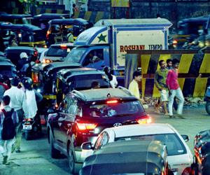 Mumbai: Activist tries to bring errant contractor to book, harassed by police