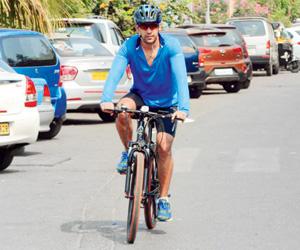 Spotted: Amit Sadh cycling around Bandra