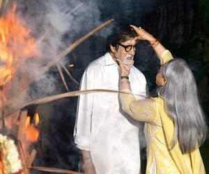 That's cute! Jaya Bachchan applies tilak on Amitabh Bachchan's forehead