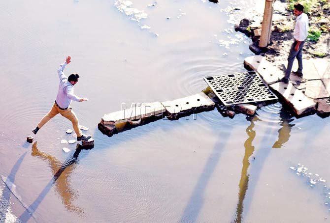 The traders are forced to cross the filthy pool. Pics/Bipin Kokate
