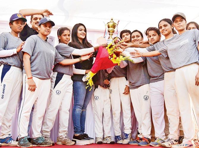 Chandigarh Chandnis team receive the Women’s Premier League trophy from Chief Minister Devendra Fadnavis’ wife Amruta at the MIG Cricket Club in Bandra yesterday. PICs/SURESH KARKERA