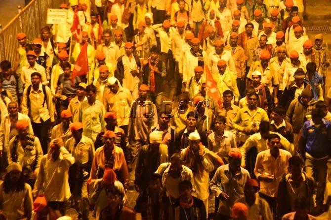 Thousands of farmers led by All India Kisan Sabha reached Mumbai on Monday demading a complete waiver of loans and electricity bills. Here