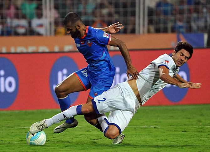FC GOA & Chennaiyin FC in action at Nehru Stadium, Fatorda Goa in the first semifinals of the ISL on Saturday. Pic/PTI