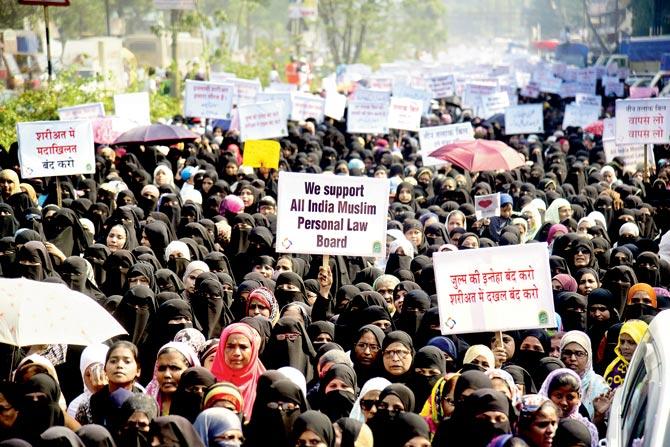 The silent march started at Darul Falah Masjid and continued till Jain Mandir ground near Mumbra police station. Pic/Sameer Markande