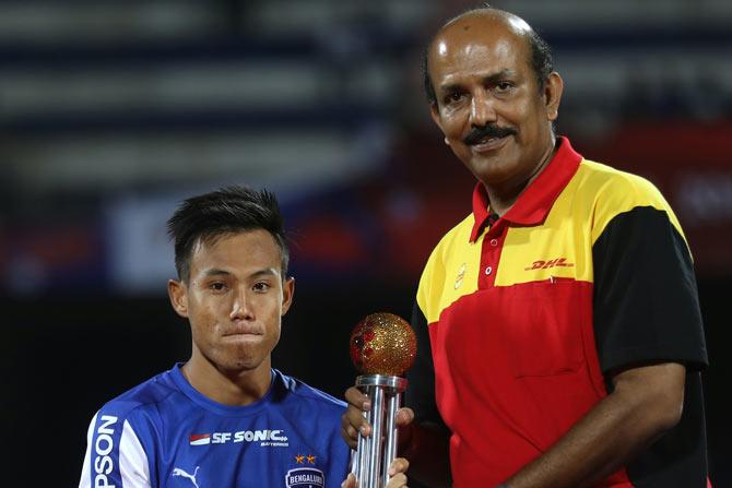 (R-L) Mr. R.S. Subramanian, Country Manager of DHL Express India, hands over the ‘DHL Winning Pass of the Season’ award to Udanta Singh from Bengaluru FC at the finale of the Hero Indian Super League, for the highest number of assists in the entire season