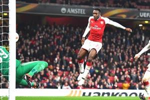 Europa League: Danny Welbeck in diving storm as Arsenal advance to quarters