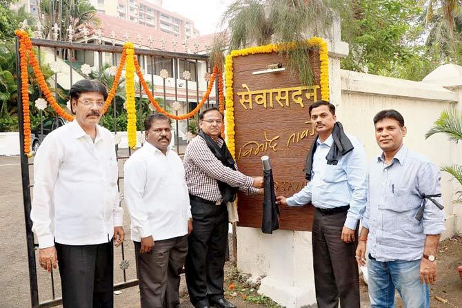 (From left) Members of the Maharashtra Shikshak Parishad, Dilip Bhatia, B D Gerde, Narendra Pathak, Anil Bornare, Subhash Ambhore hold the black gudi outside the Education Minister