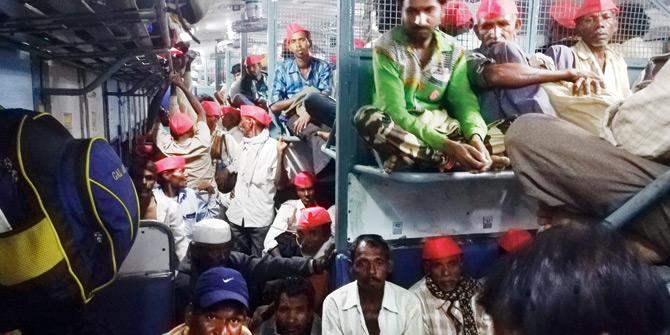 Farmers crowd in a CSMT-Bhusawal train on Monday night