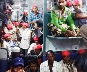 Farmers go back home in jeeps, vans, trains and buses after protests