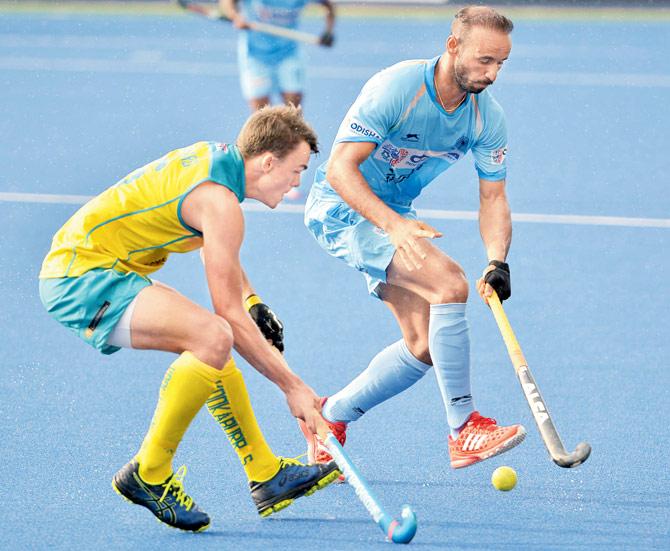 Ramandeep Singh (right) gets past an Aussie player