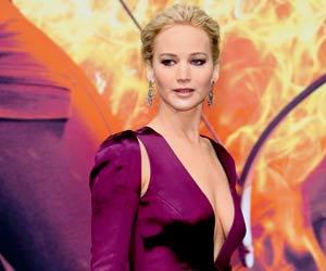 Women stars Jennifer Lawrence and Jodie Foster to present lead acting Oscars