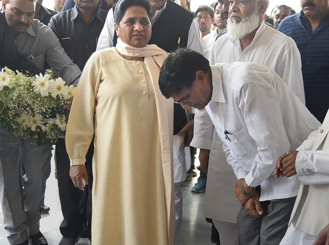BSP chief Mayawati offers condolences to her senior party leader Lalji Verma, in Lucknow on Wednesday. Pic/PTI