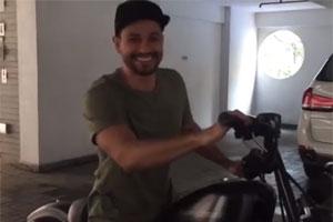 Kunal Kemmu apologises for riding a bike without the helmet