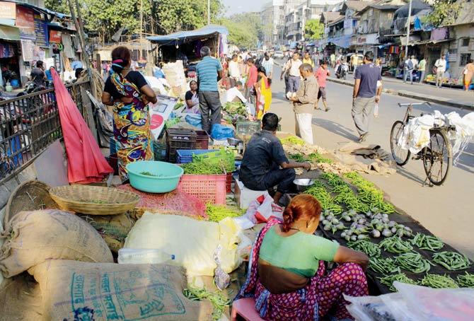 When asked by this newspaper about the number of legal hawkers in Bombay, the BMC Commissioner cited a 2014 survey putting the number at 90,000. These illegal ones are at Jogeshwari. File pic