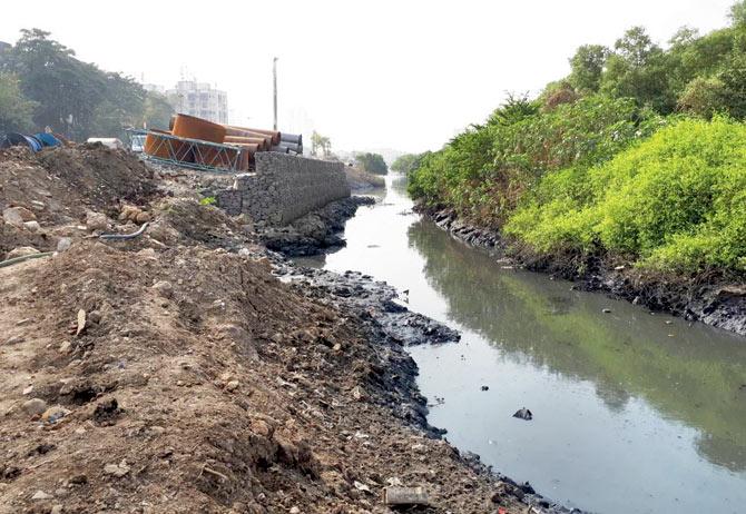 The wall being built in the river, dangerously narrowing its width