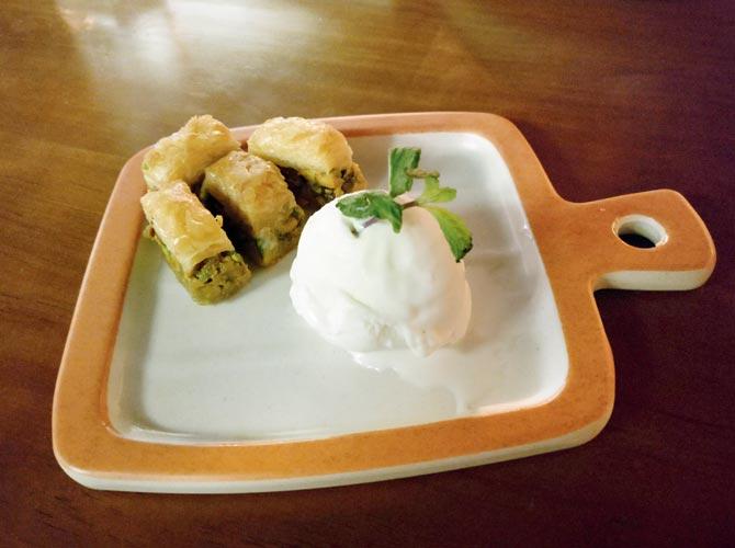 Baklava with vanilla scoop