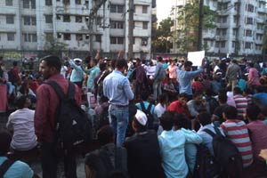 Mumbai railway services resume as students call off agitation