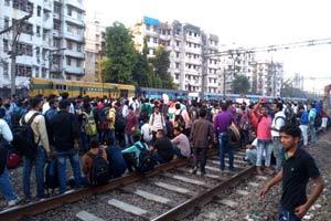Mumbai: Police resort to mild lathi charge to disrupt students staging rail roko