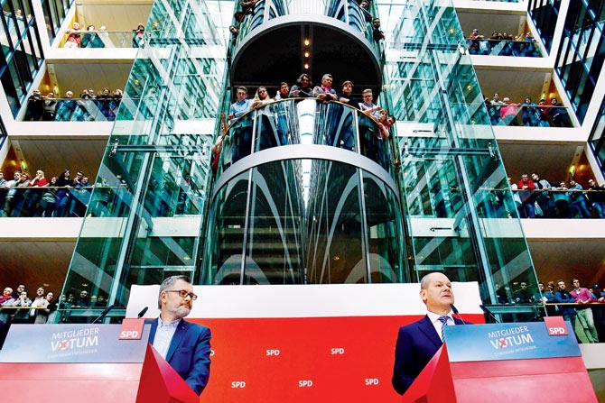 The SPD treasurer, Dietmar Nietan (left), and temporary party leader, Olaf Scholz, announce the results of the poll in Berlin. pics/afp