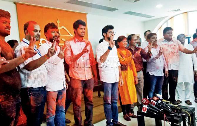 Aaditya Thackeray celebrating with  Yuva Sena senate members 