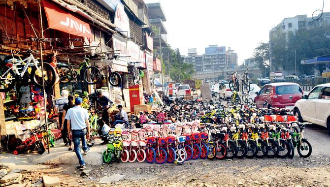Shopkeepers have even stacked up their goods along the road, taking up more space than what had been cleared by civic staff. Pics/Dutta Kumbhar
