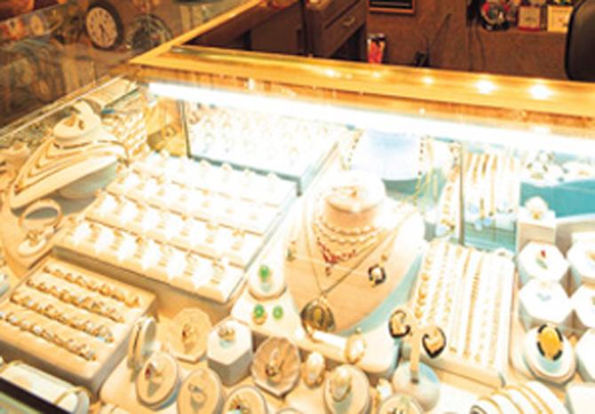 Jewellery store robbed in Mumbai