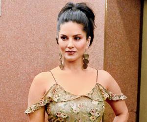 Sunny Leone will now give make-up tutorials