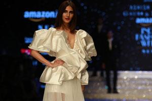 Vaani Kapoor slays as Bond girl at fashion show
