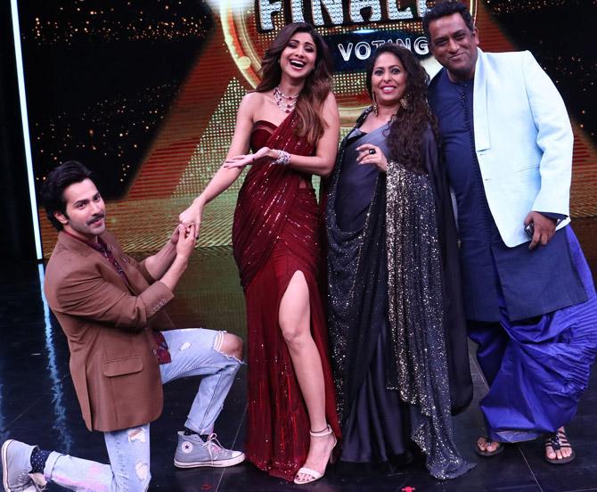 Varun-Dhawan-with-the-Judges