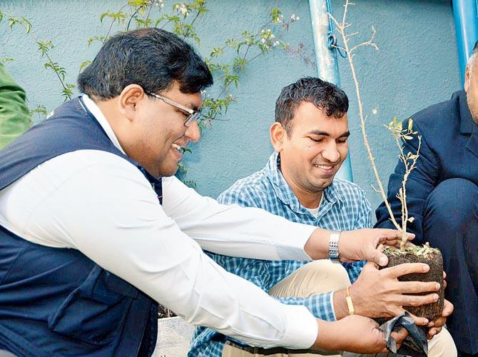 Vishnu Chapke planting a tree with Bolivia Environment Minister Carlos Rene