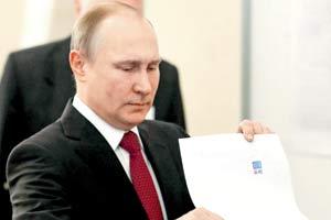 Vladimir Putin casts his vote in Russian presidential polls