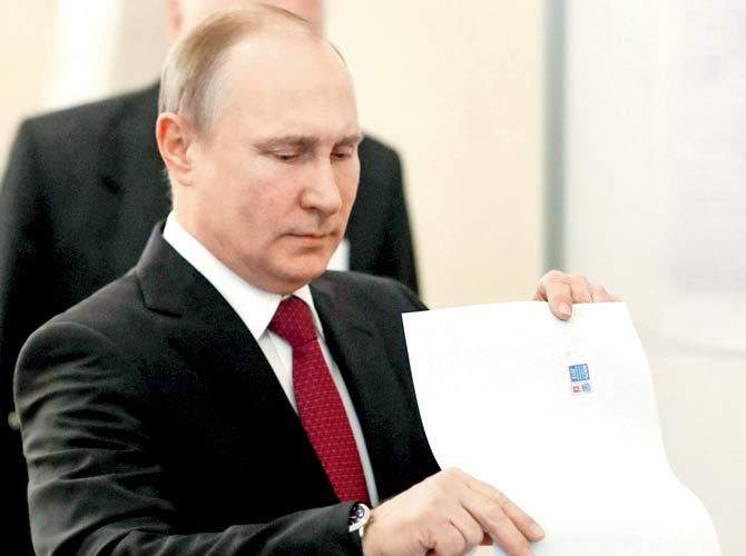 Russian President Vladimir Putin casts his ballot in Moscow
