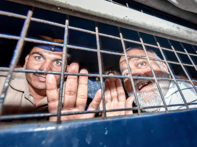 Yasin Mansoor Mohammed Farooq, alias Farooq Takla, being brought to St George’s Hospital for a medical test. Pic/PTI