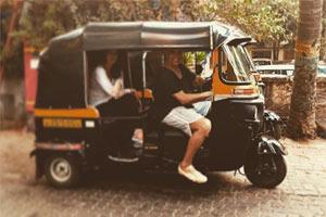 Akshay Kumar turns rickshaw driver for wife Twinkle Khanna