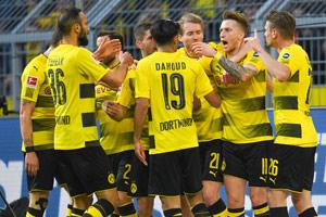 Borussia Dortmund extend contract with Piszczek