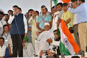 Anna Hazare hunger strike: Shoe hurled at stage during Devendra Fadnavis speech