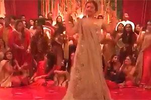 These videos of Mahira Khan dancing at a wedding are breaking the internet!