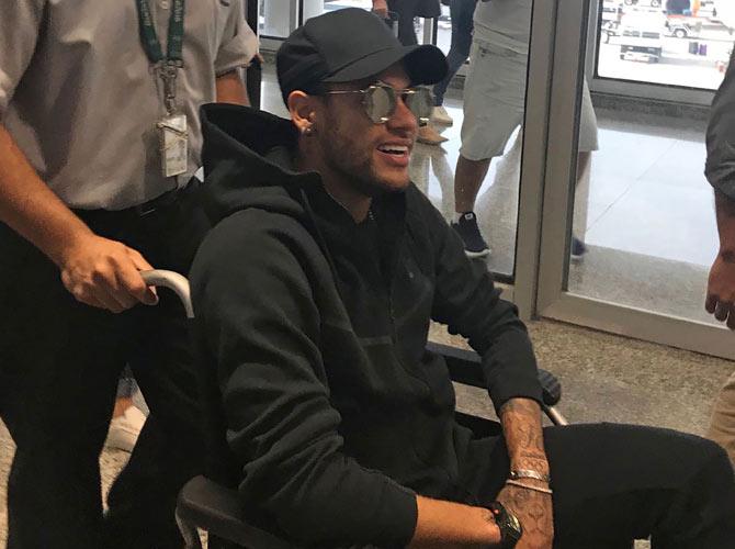 Neymar arrives at Rio de Janeiro after flying from Paris 