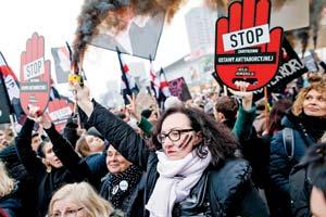 Thousands of Poles protest anti-abortion bill