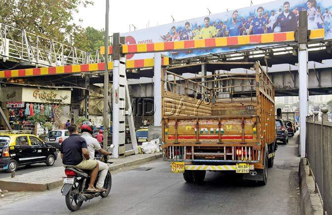 The height gauge will be moved 100 metres further away from the railway bridge, so truckers will have a chance to change their route. Pic/Sammer Markande