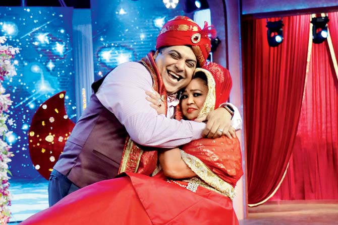 Bharti Singh compels Ram Kapoor to tie the knot on the set of his comedy show. Indeed, Ram milaye jodi