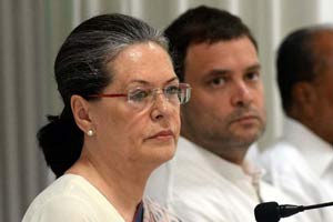 Sonia, Rahul Gandhi offer 'chadar' at Ajmer Sharif