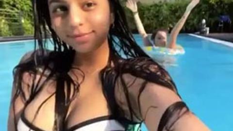 Suhana Khan Xxx Video - Suhana Khan's picture chilling with a friend in the pool goes viral